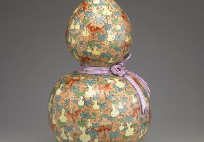 图片[2]-Double-gourd shaped vase with decoration of bats in fen-ts’ai enamels, Ch’ien-lung reign (1736-1795), Ch’ing dynasty-China Archive